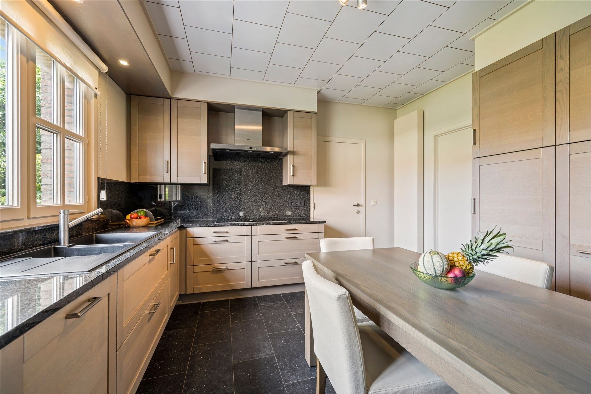 Ruim opgezette gezinswoning met 3 slaapkamers & mooi aangelegde tuin op een perceel van 1.016m² foto 7