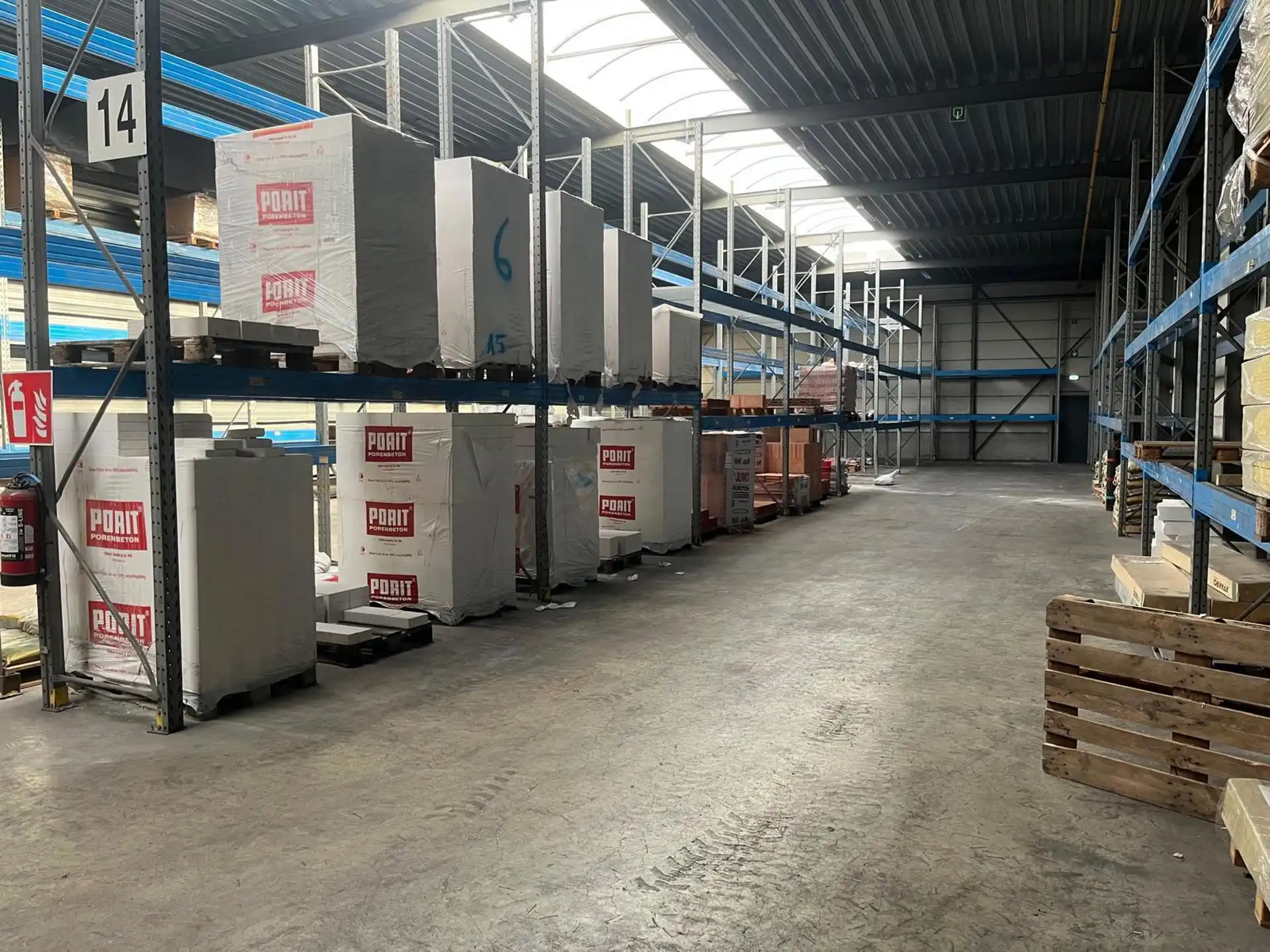 Magazijn ca.2.700m² met los- en laadzone te Merksem. foto 13