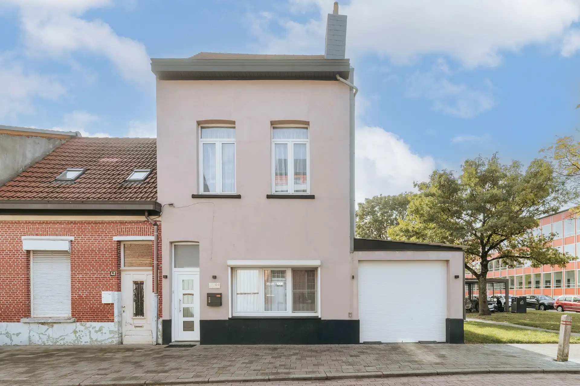 Ruime woning met 3 slpk, 2 parkeerplaatsen en buitenruimte foto {{pictureIndex}}
