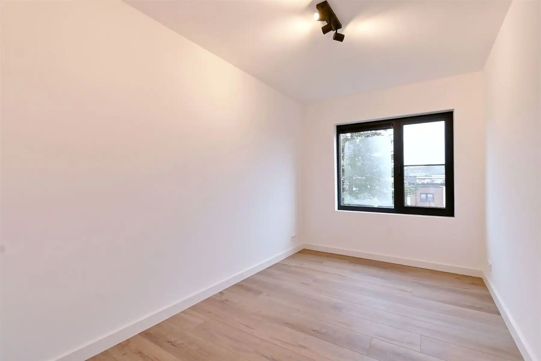 Gerenoveerd BEN-appartement te Berchem! foto 15