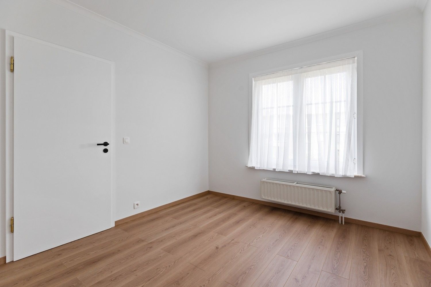 Gerenoveerde ruime HOB met 4 slaapkamers, zonnige tuin, oprit en garage in Borsbeek! foto 9