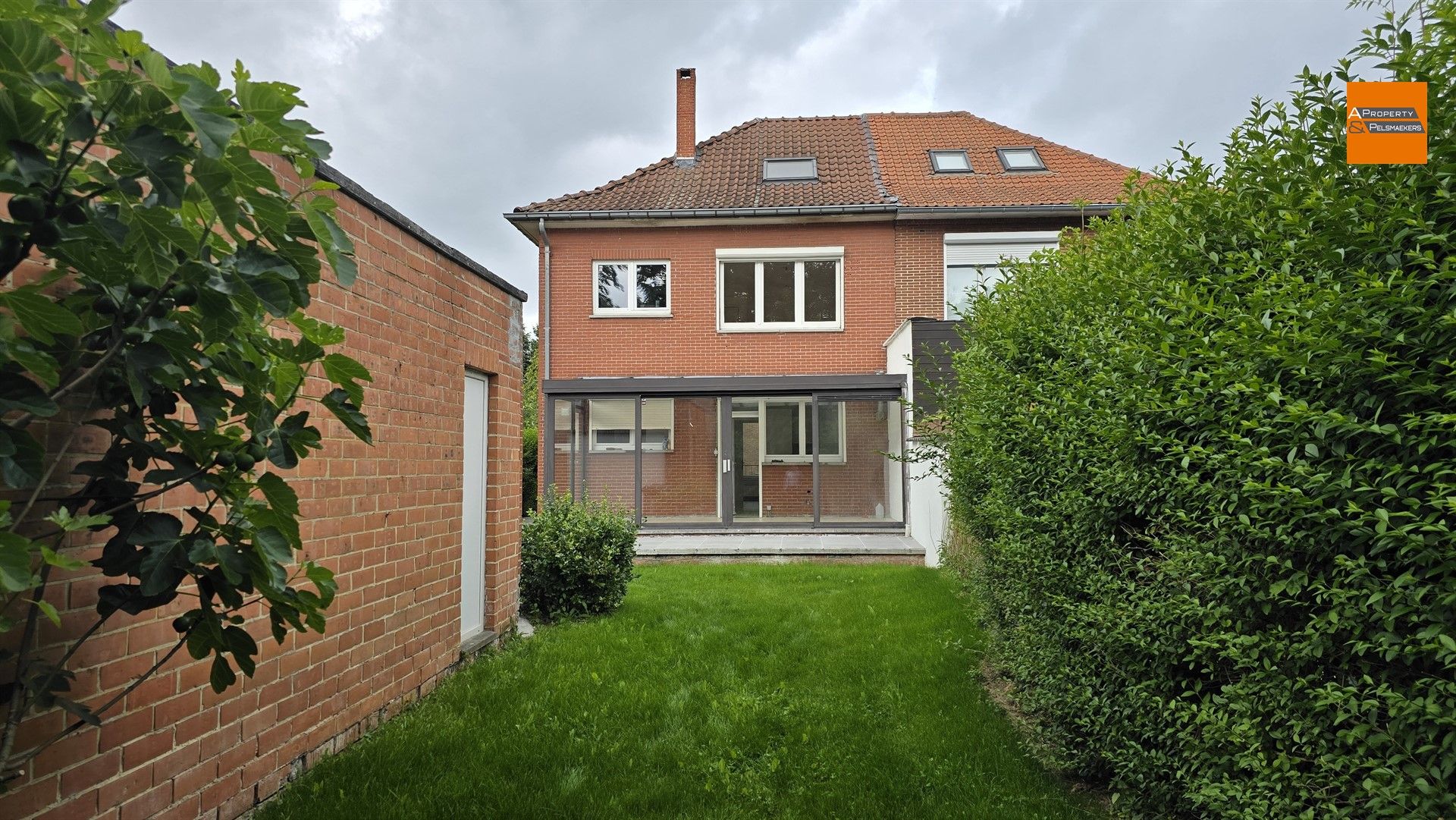 Volledig gerenoveerde woning met 4 slaapkamers en zonnige tuin in rustige wijk foto 25
