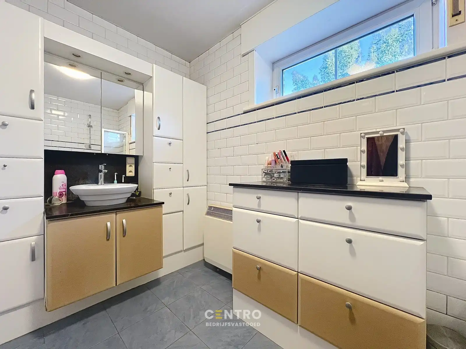 Goed draaiende krantenWINKEL met WOONST (4 slpk) en extra STALLING op een perceel van 820m² op commerciële ligging te Gistel ! foto 11