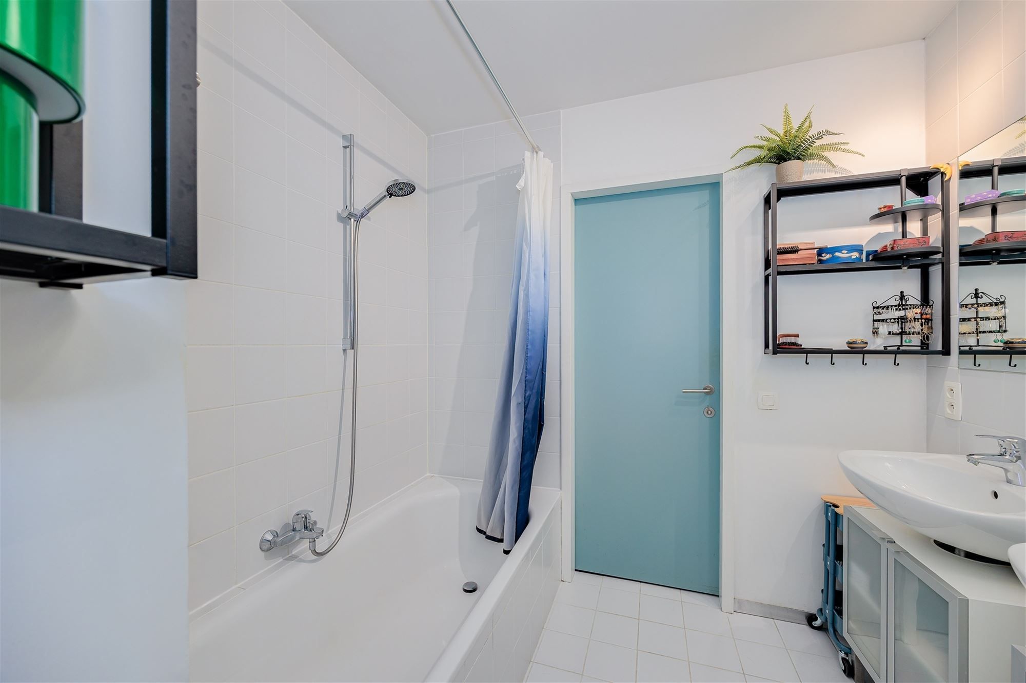 Unieke woning met 3 slk en groot terras aan een zonnig plein foto 16