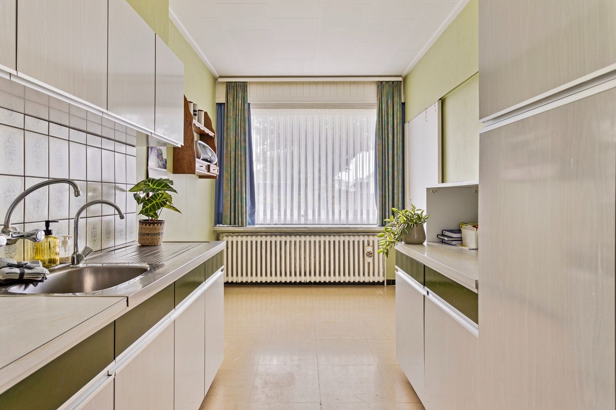 Hoofdfoto van de publicatie: TE RENOVEREN BUNGALOW IN een RUSTIGE WOONWIJK MET MOOIE WOONVOLUMES