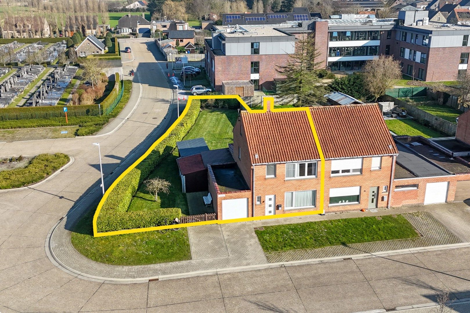 Hoofdfoto van de publicatie: Ruime halfopen woning te koop in Oudenburg