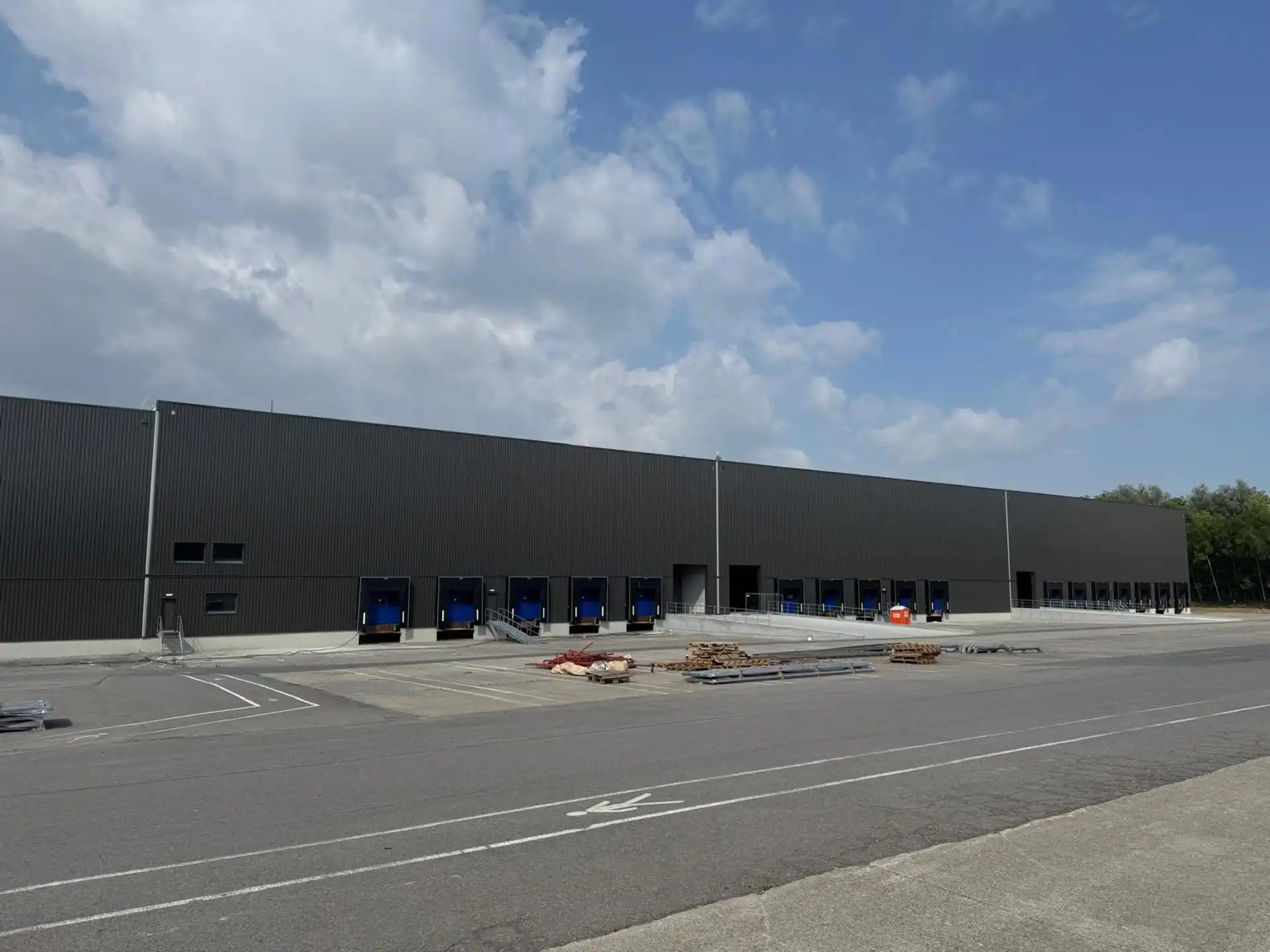 Magazijnen met kantoor en ruime parking te huur foto 2