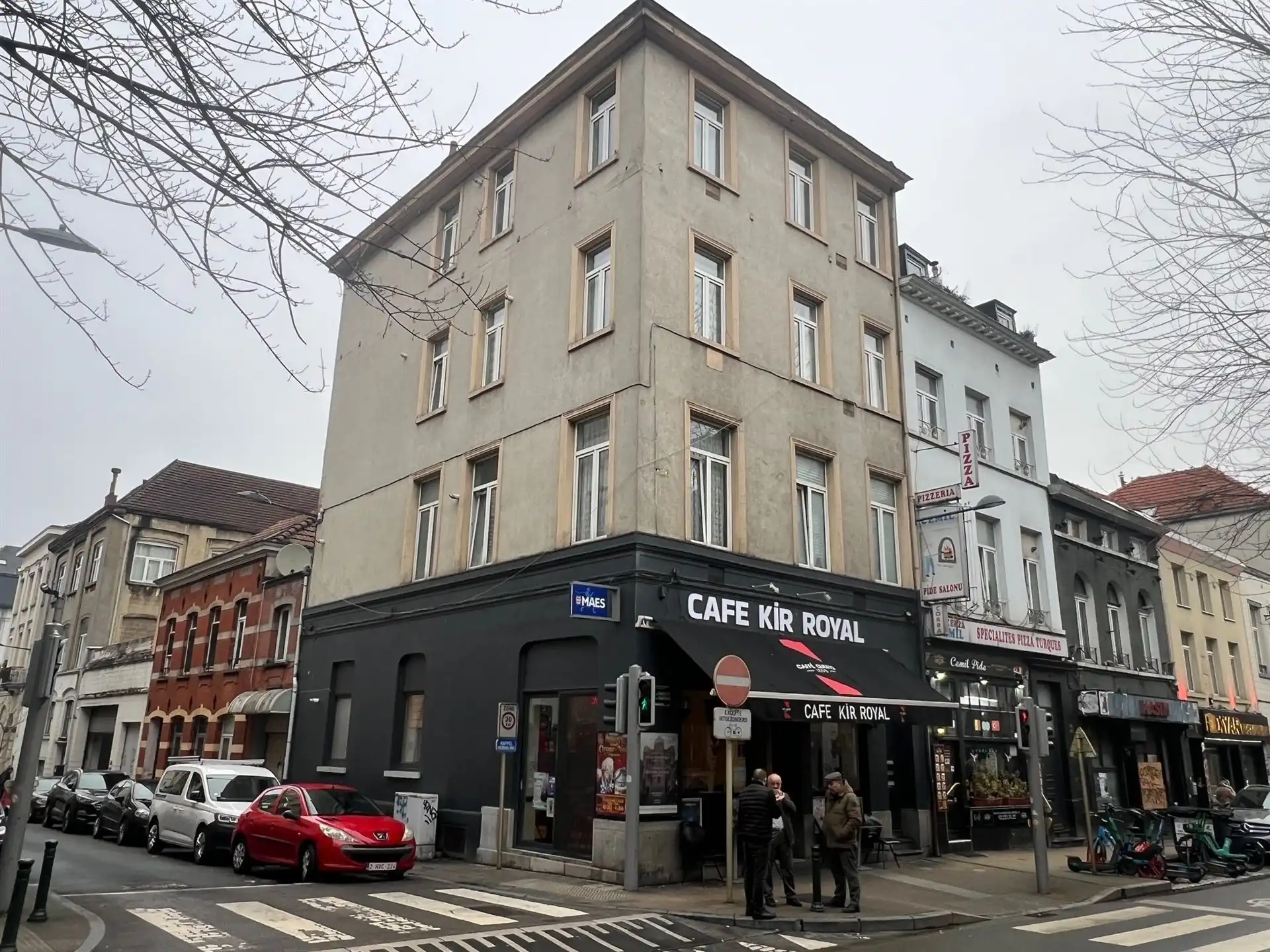 Opbrengsteigendom met commerciële gelijkvloers en 6 appartementen foto {{pictureIndex}}