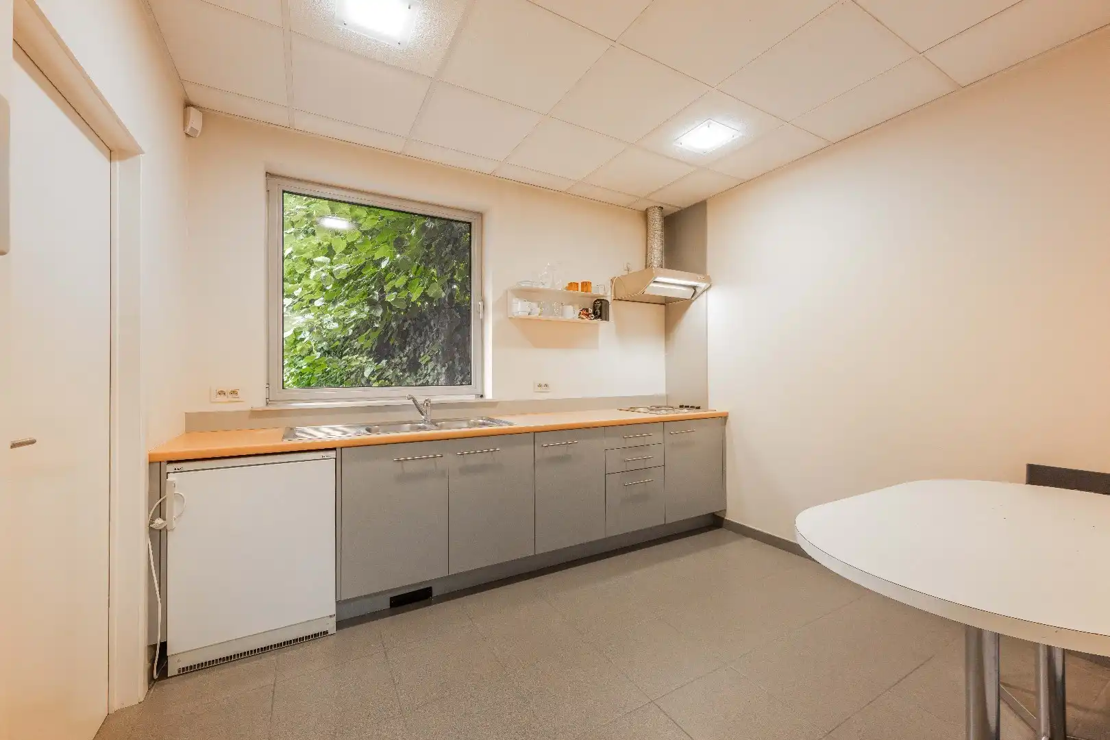 BEDRIJFS-/INVESTERINGS VASTGOED | LOODS | SHOWROOM | BURELEN & APPARTEMENT  foto 12