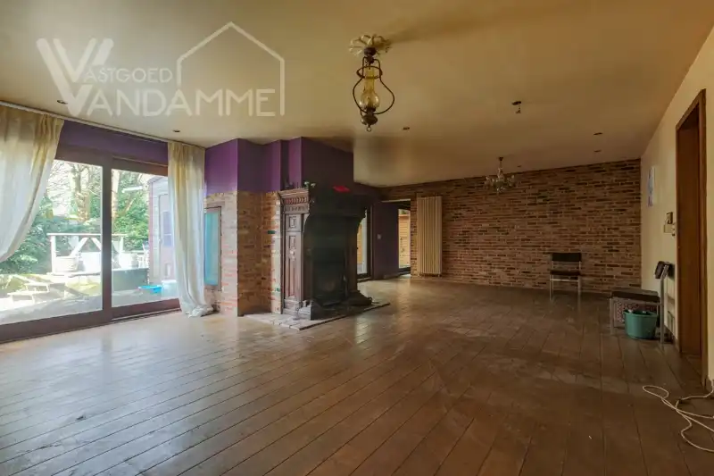 Magazijn/LOFT van +/- 300m² op een totale oppervlakte van 1826m² gelegen in woongebied. Mogelijkheid tot maken van grote loft/ 2 woningen/ ....onder voorbehoud goedkeuring stedenbouw! foto 5