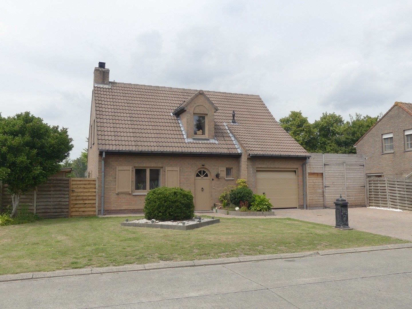 Alleenstaande woning met terras, zongerichte tuin en garage foto {{pictureIndex}}