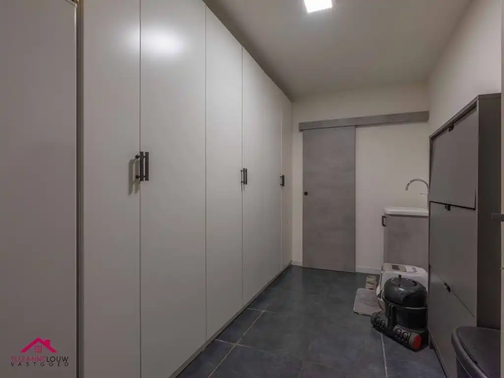 2 woningen in gesloten bebouwing, met handelsruimte, tuin en carport voor meerdere wagens, gelegen in het centrum foto 44