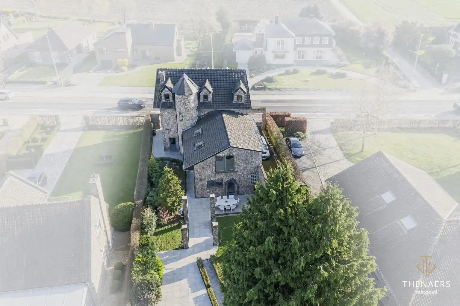 Karaktervolle en uitzonderlijk ruime woning met 5 slpks op&nbsp;een perceel van 36a 60ca. foto 2