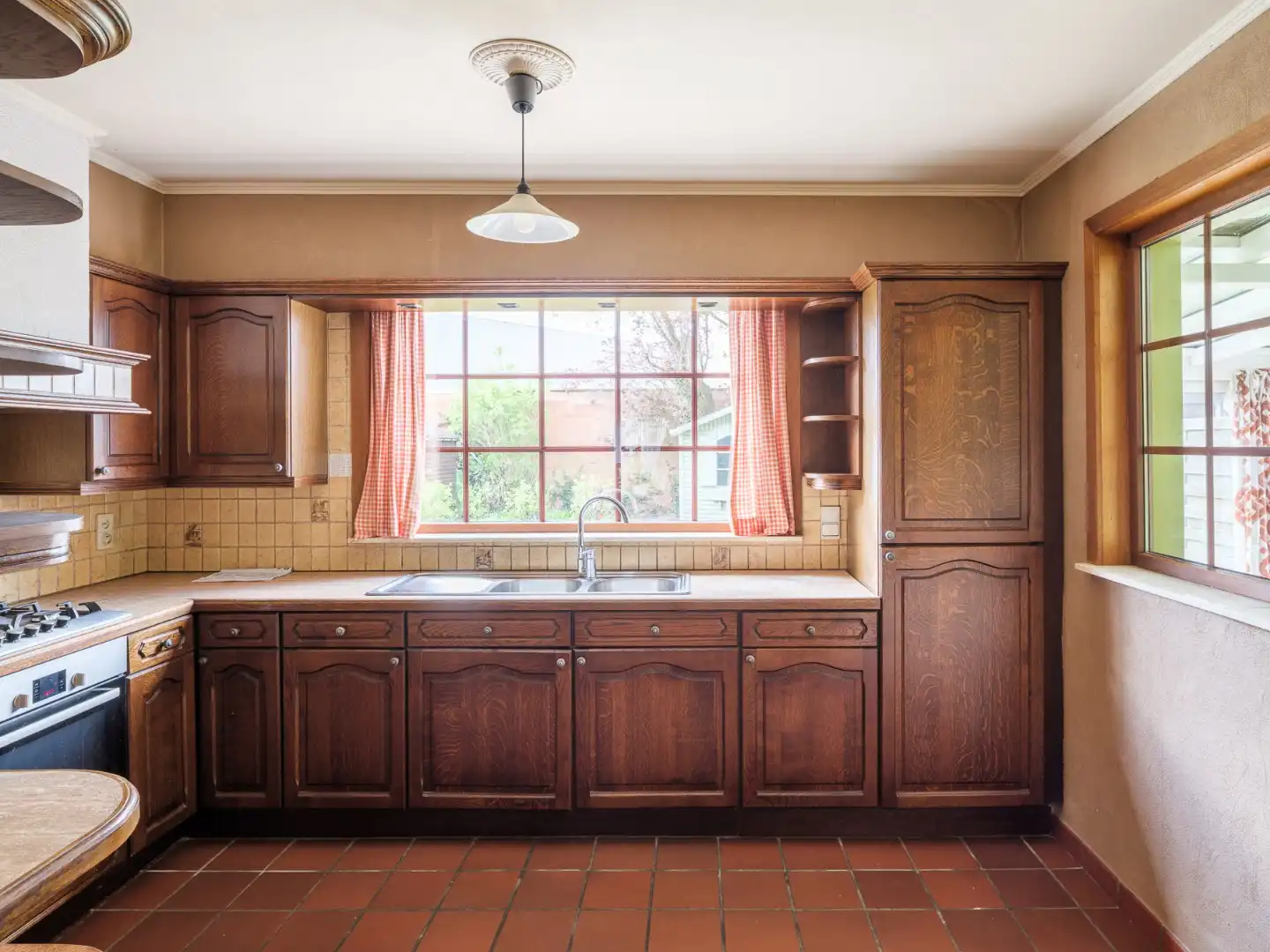 Te renoveren gezinswoning met vier slaapkamers en tuin in Wondelgem foto 6