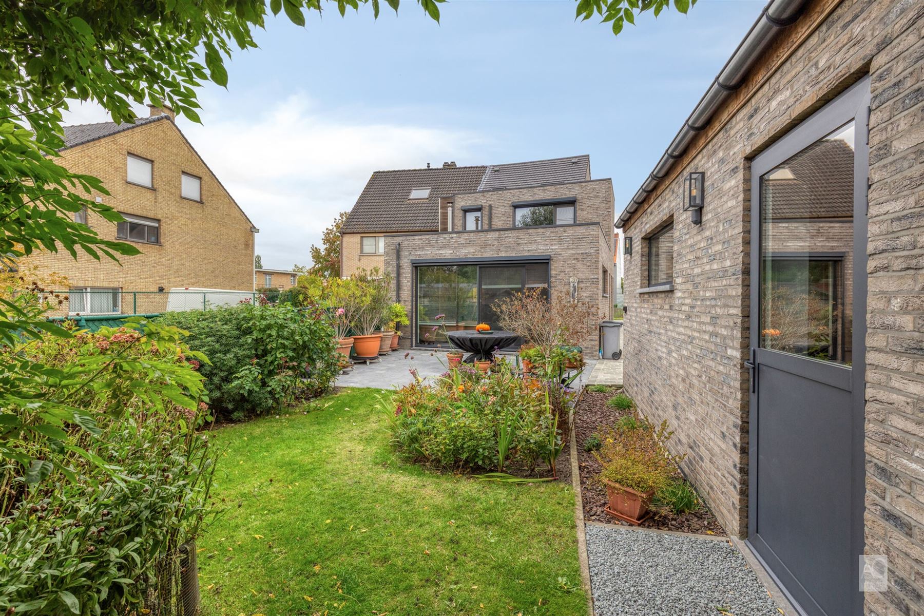 Recente halfopen bebouwing met 3 slaapkamers en garage foto 3