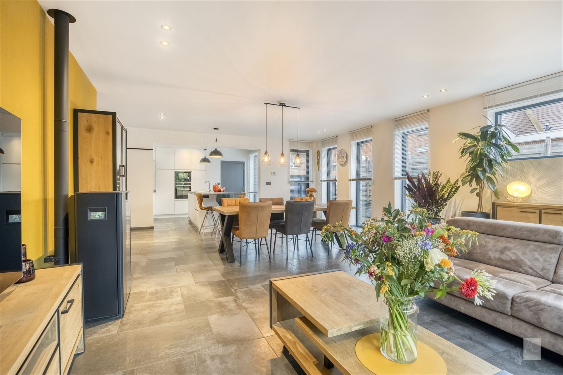 Recente halfopen bebouwing met 3 slaapkamers en garage foto 3