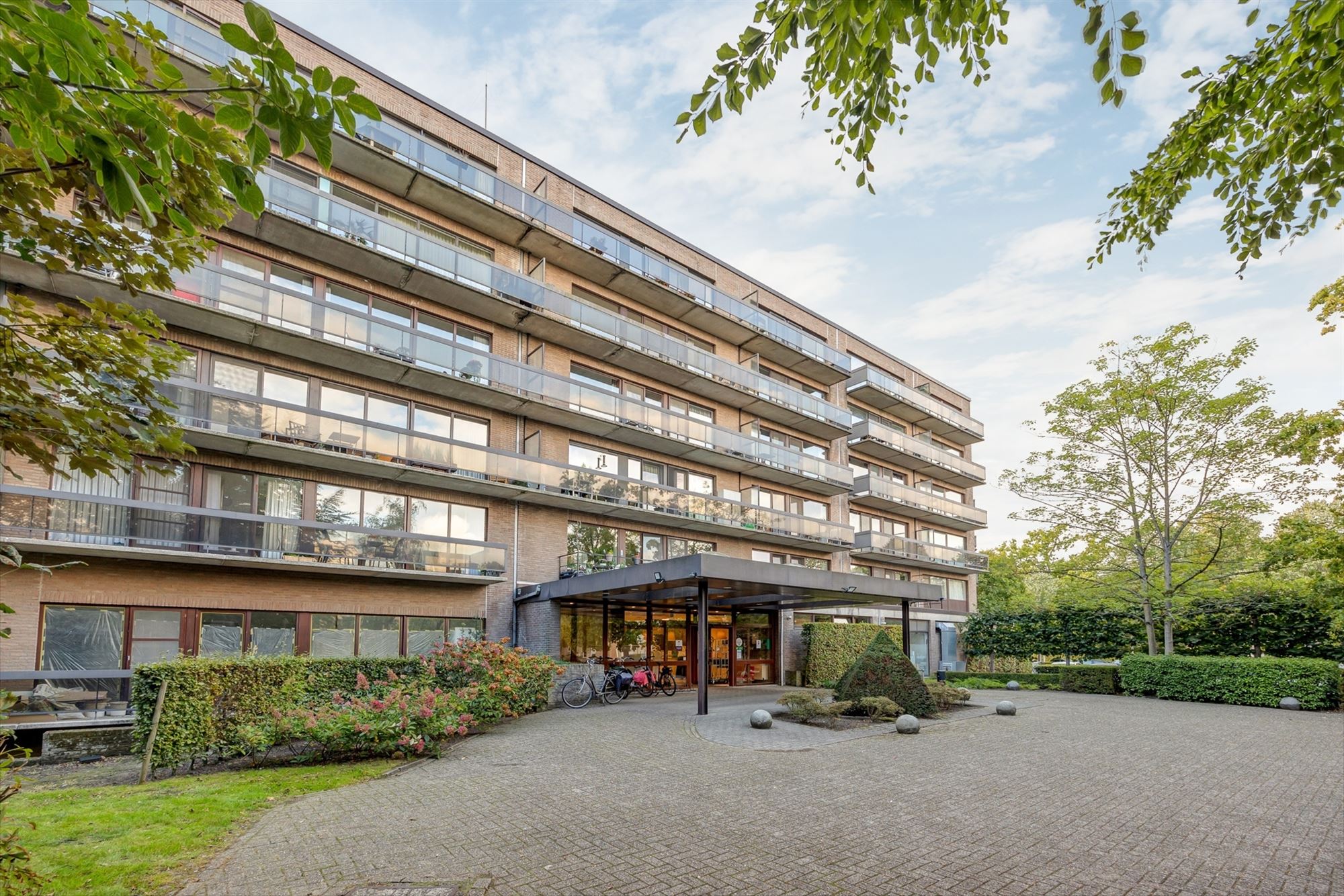 Lichtrijke serviceflat met terras foto 29