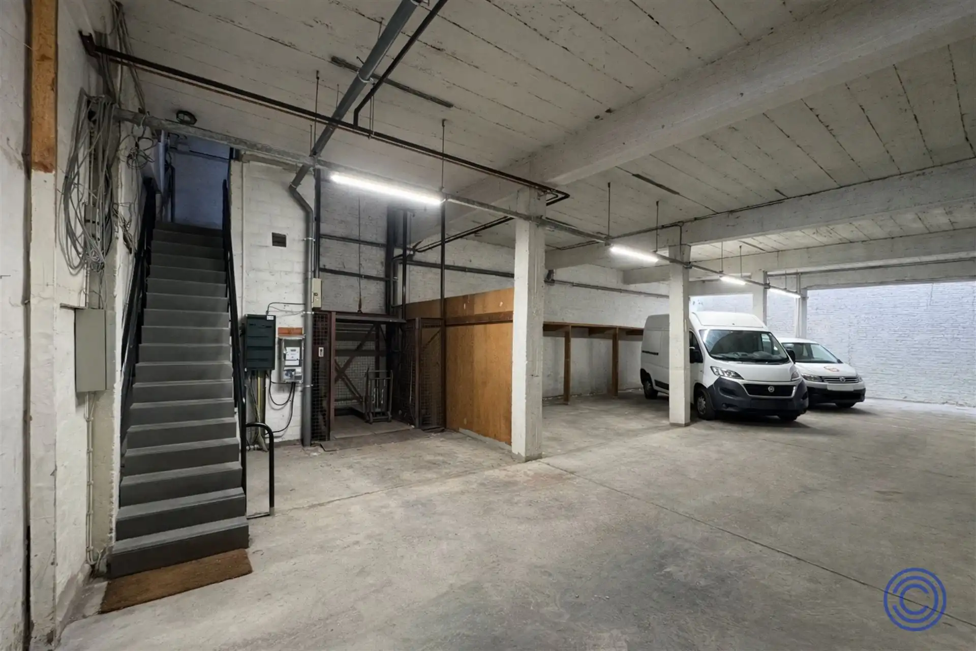 Magazijn met kantoorruimte te huur op toplocatie – perfect voor efficiënte bedrijfsactiviteiten. foto 3