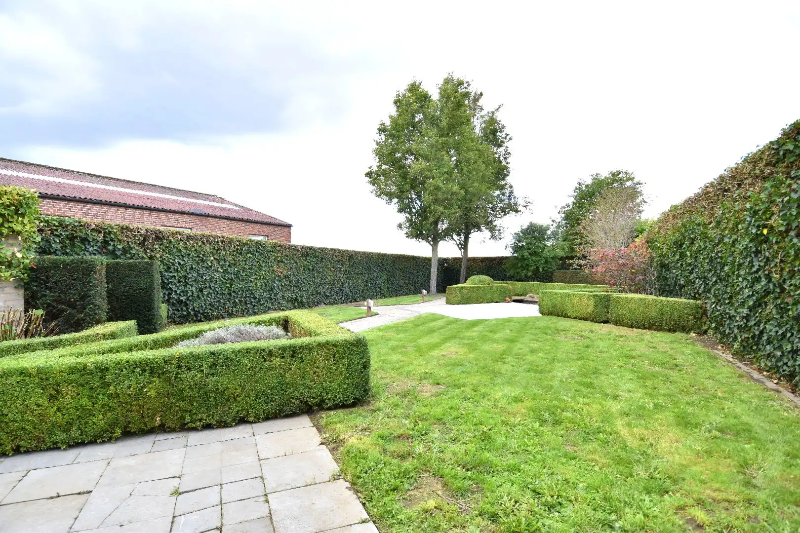 Statige woning met praktijkgedeelte (101 m²), 4 slaapkamers en zonnige tuin te koop in het straatbeeld van Bellegem foto 25