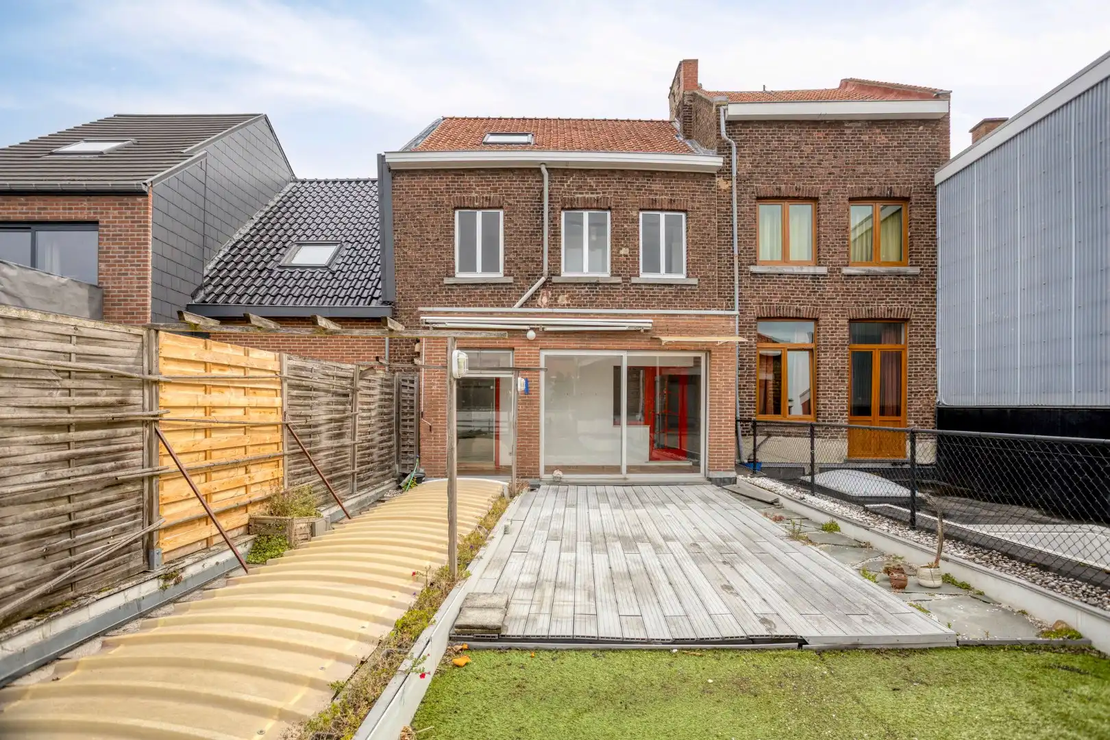 Gebouw met winkel-/kantoorruimte en ruim appartement met dakterras foto 17