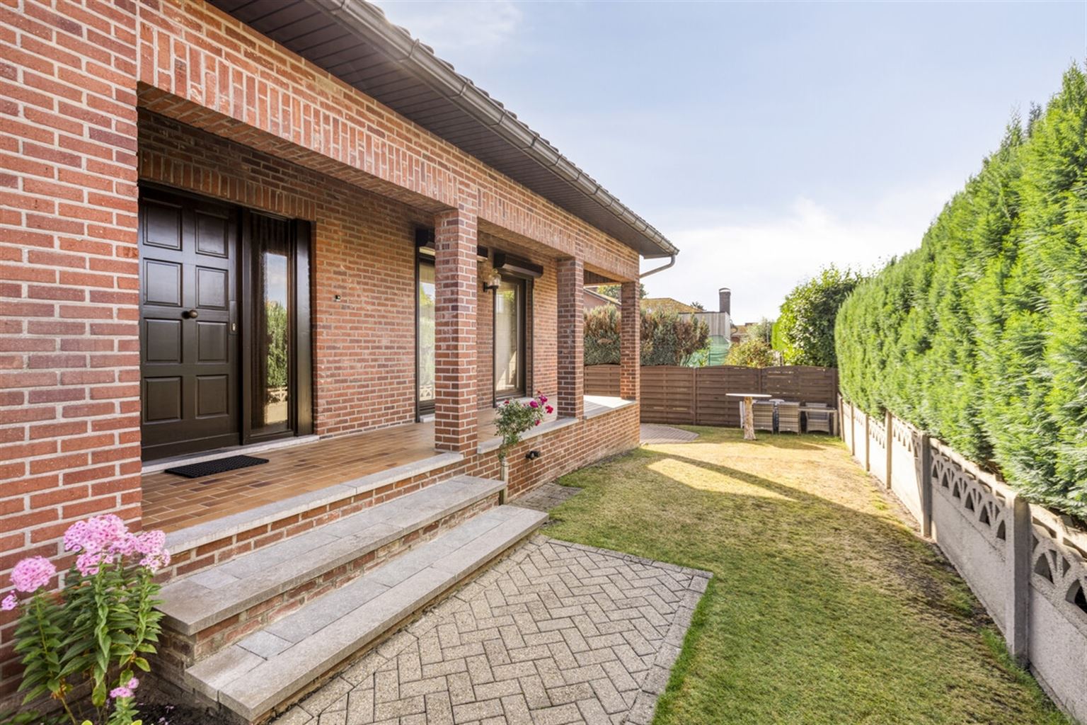 Ruime gezinswoning voorzien van 5 slaapkamers, garage, kelder en tuin nabij het centrum van Neeroeteren. Tevens mogelijkheden voor het uitoefenen van een vrij beroep, praktijkruimte, kapsalon, etc.  foto 26