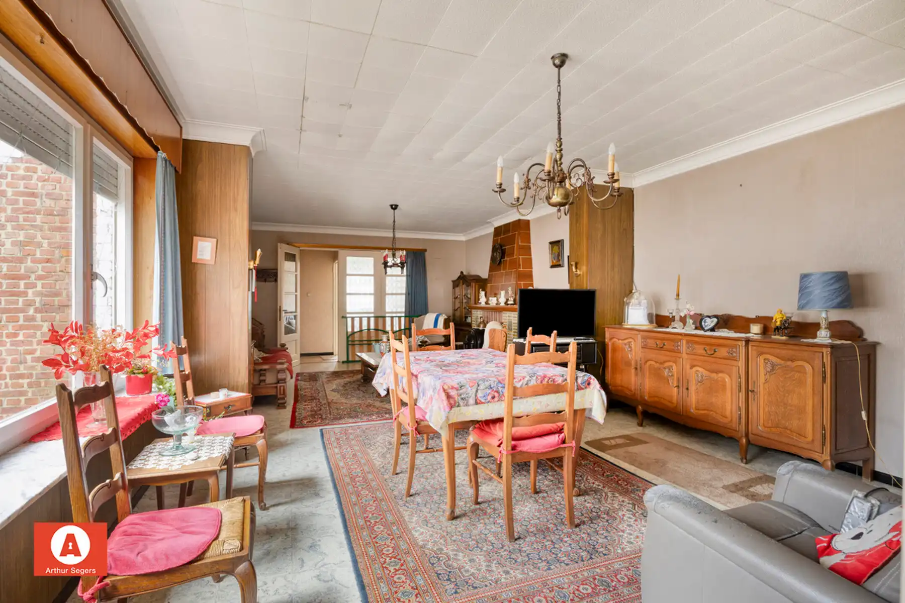 Ruime te renoveren woning met 4 slaapkamers foto 6