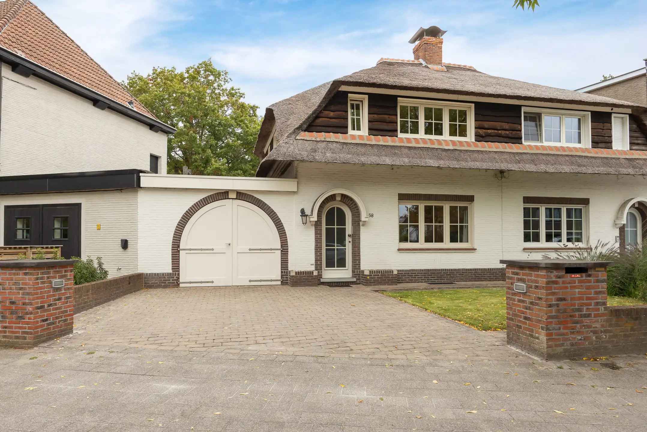 Charmante rietgedekte HOB met garage foto {{pictureIndex}}