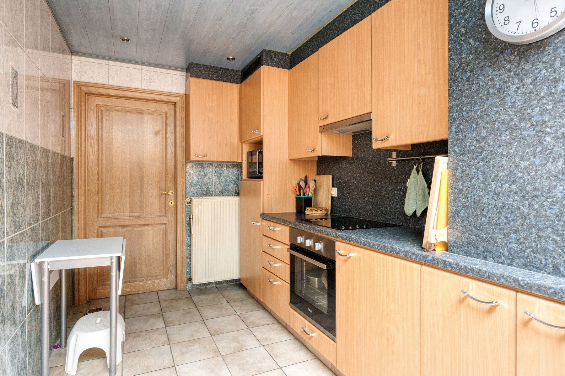 Leemans Immobiliën presenteert u  deze gerenoveerde, instapklare woning in het bruisende hart van Denderleeuw. foto 8