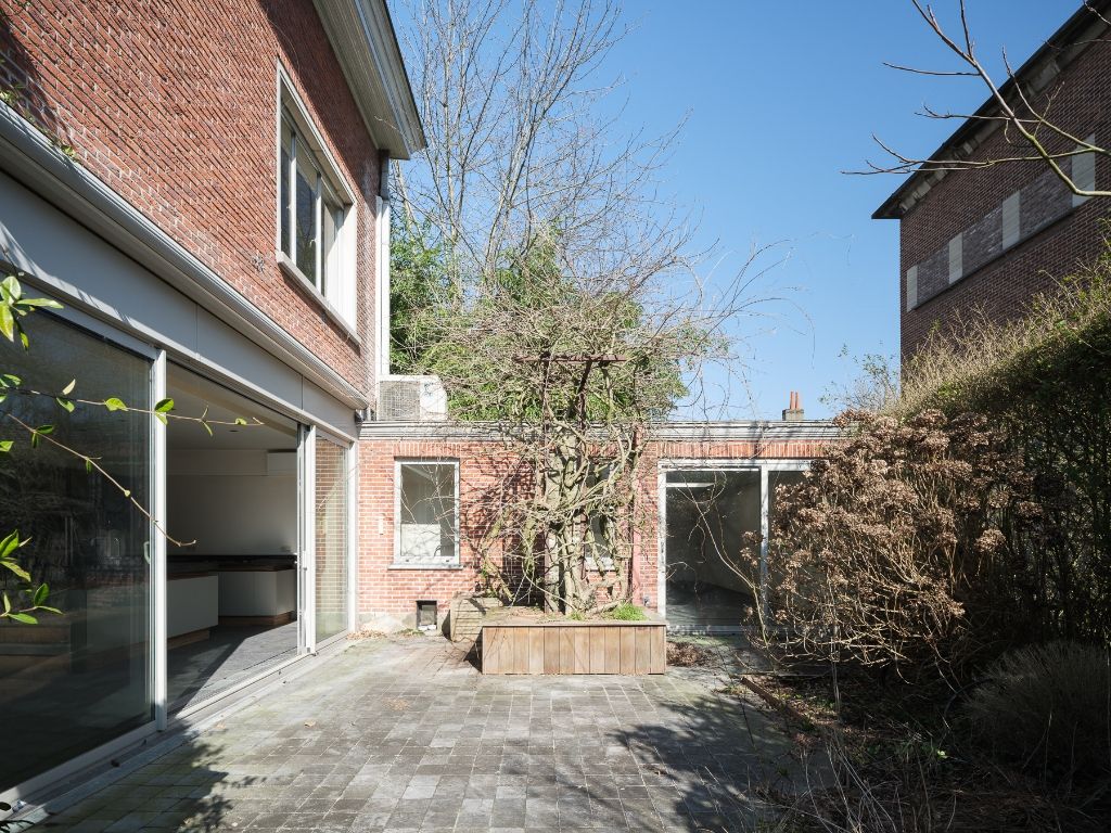 Voormalige dokterswoning met praktijkruimte en stadstuin foto 2