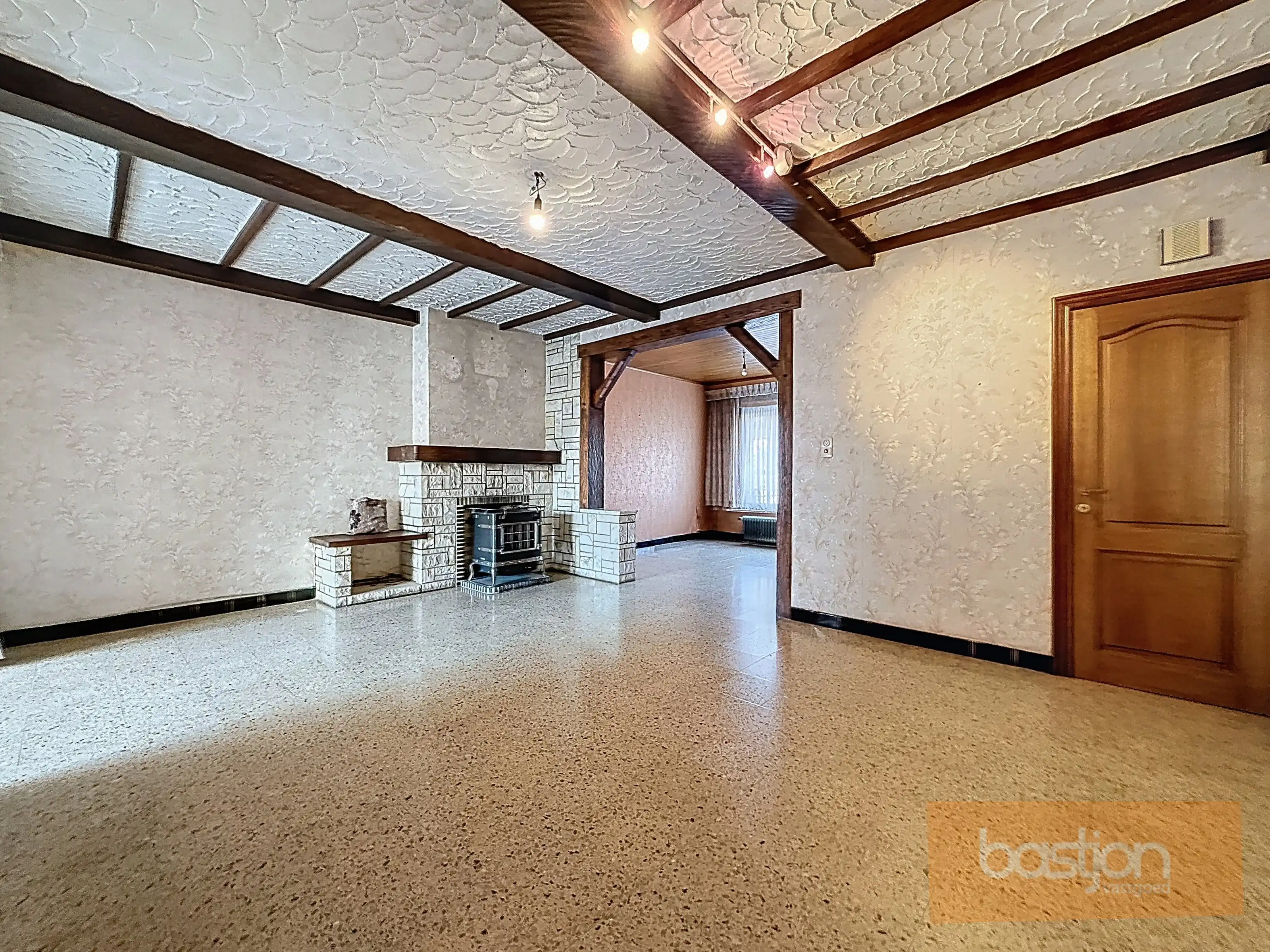 Te renoveren woning met goede ligging foto 3