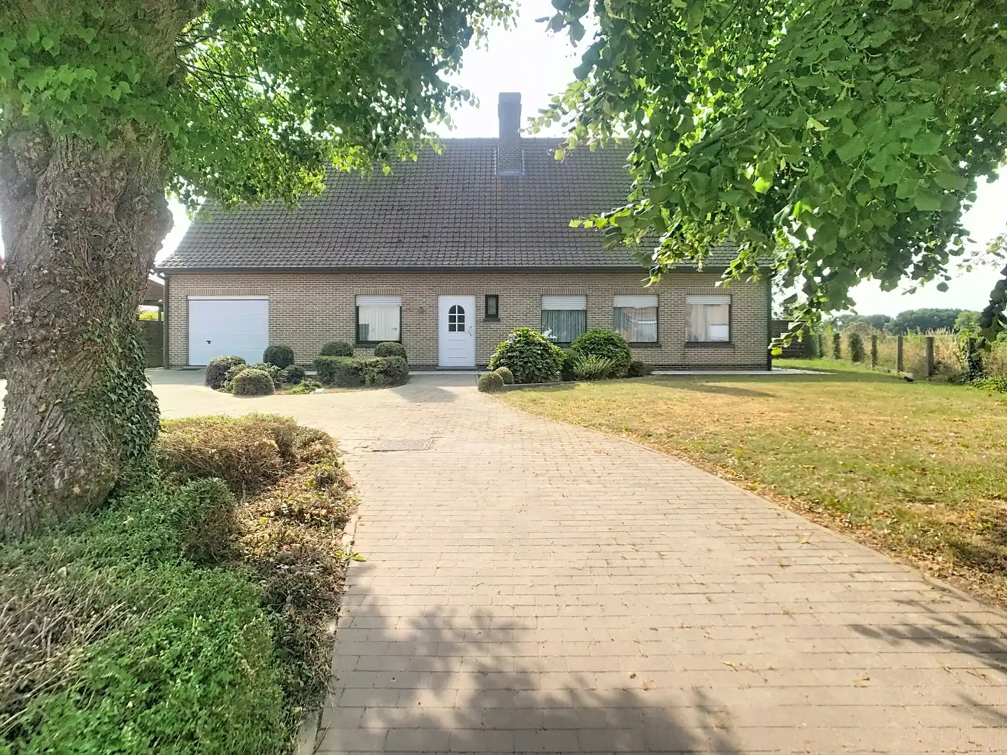 Alleenstaande woning met 3 slaapkamers,  inpandige garage, op 1744m² en zicht op de velden foto 2