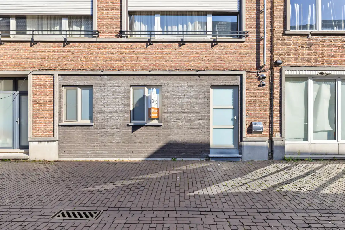 Volledig gerenoveerd gelijkvloers appartement met privatief terras in het hart van Kruibeke foto 2