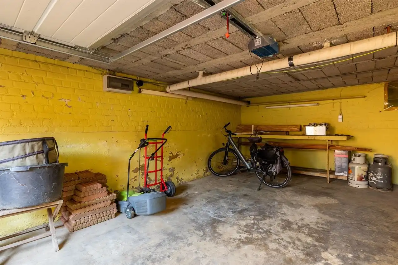 Ruime retrowoning met EPC C,  zuidtuin en achterliggende toegang. foto 48
