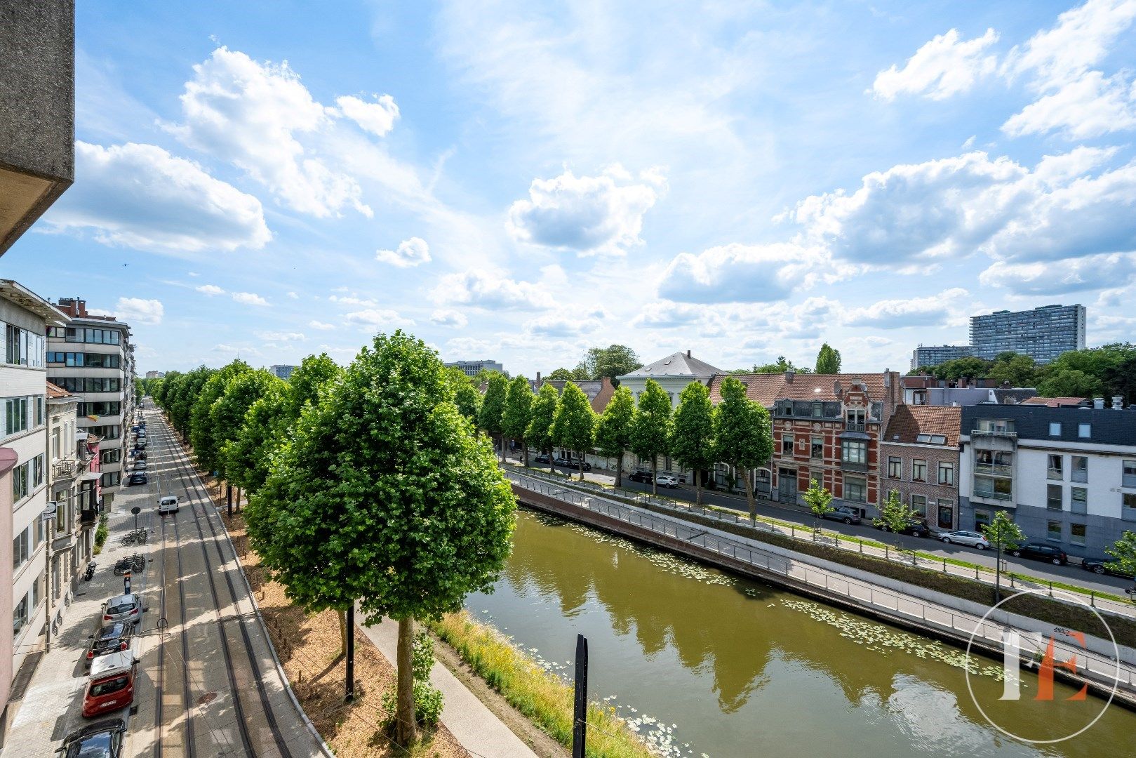 Lichtrijk appartement met 2 slaapkamers en ondergrondse parkeerplaats. foto 1