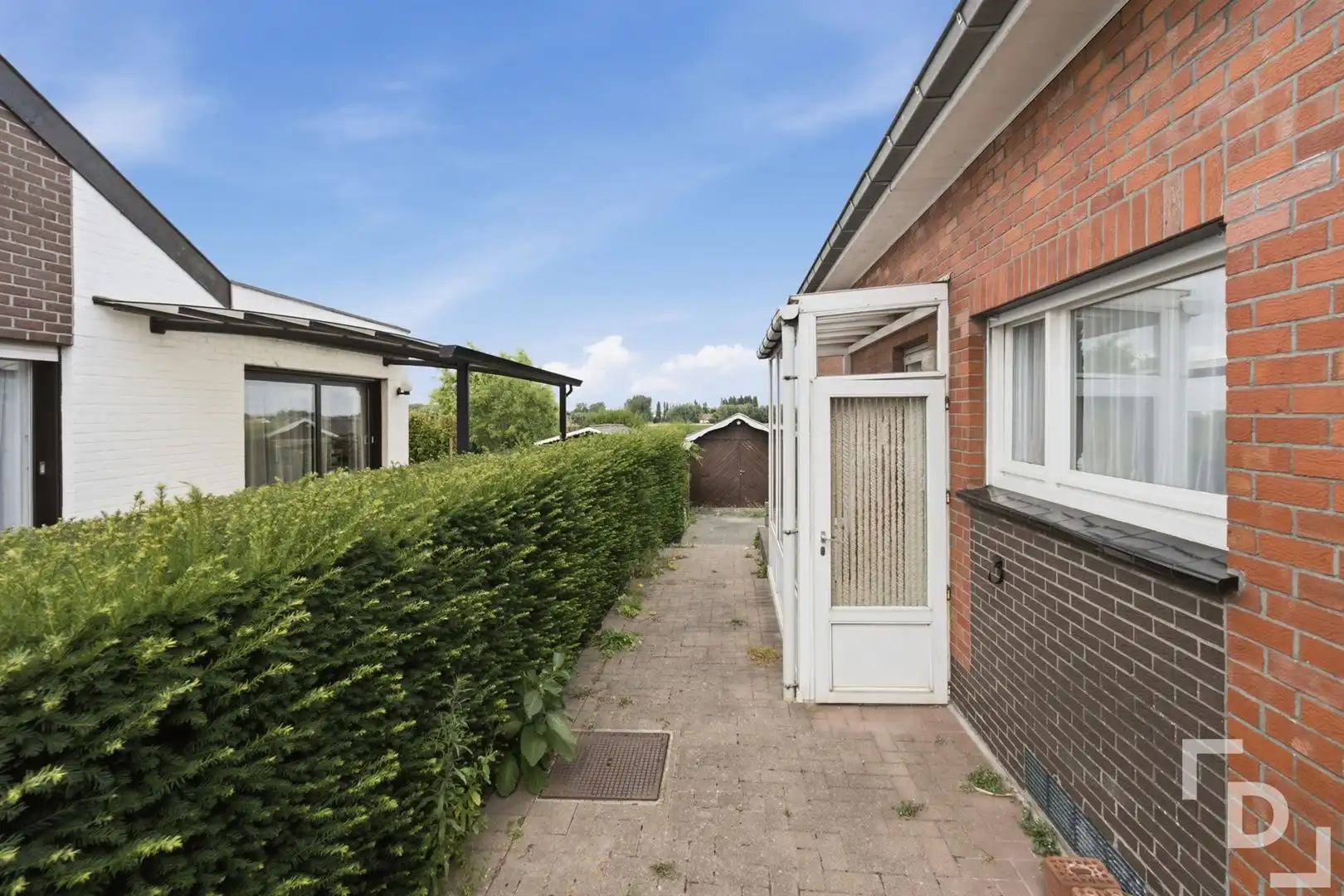 Losstaande woning met landelijke verzichten te koop in Ieper. foto 20