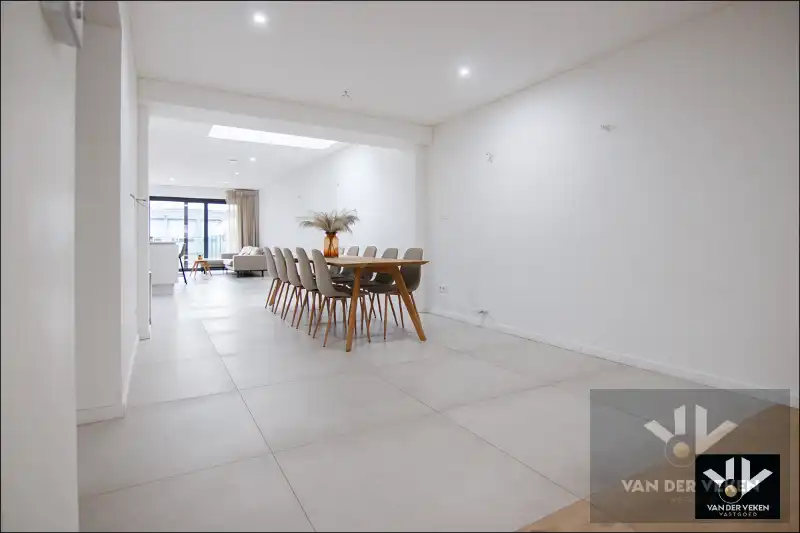 Voll gerenoveerde woning met 5 slpk 3 badk foto 3