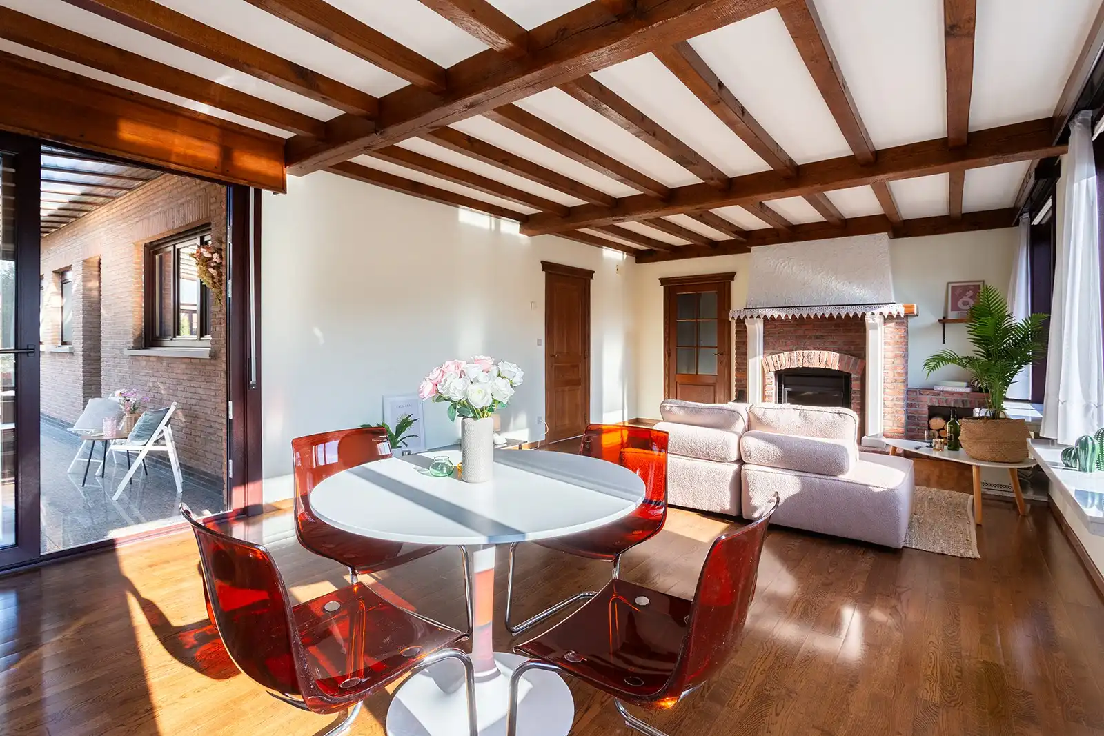 Karaktervol huis in een residentiële wijk foto 2