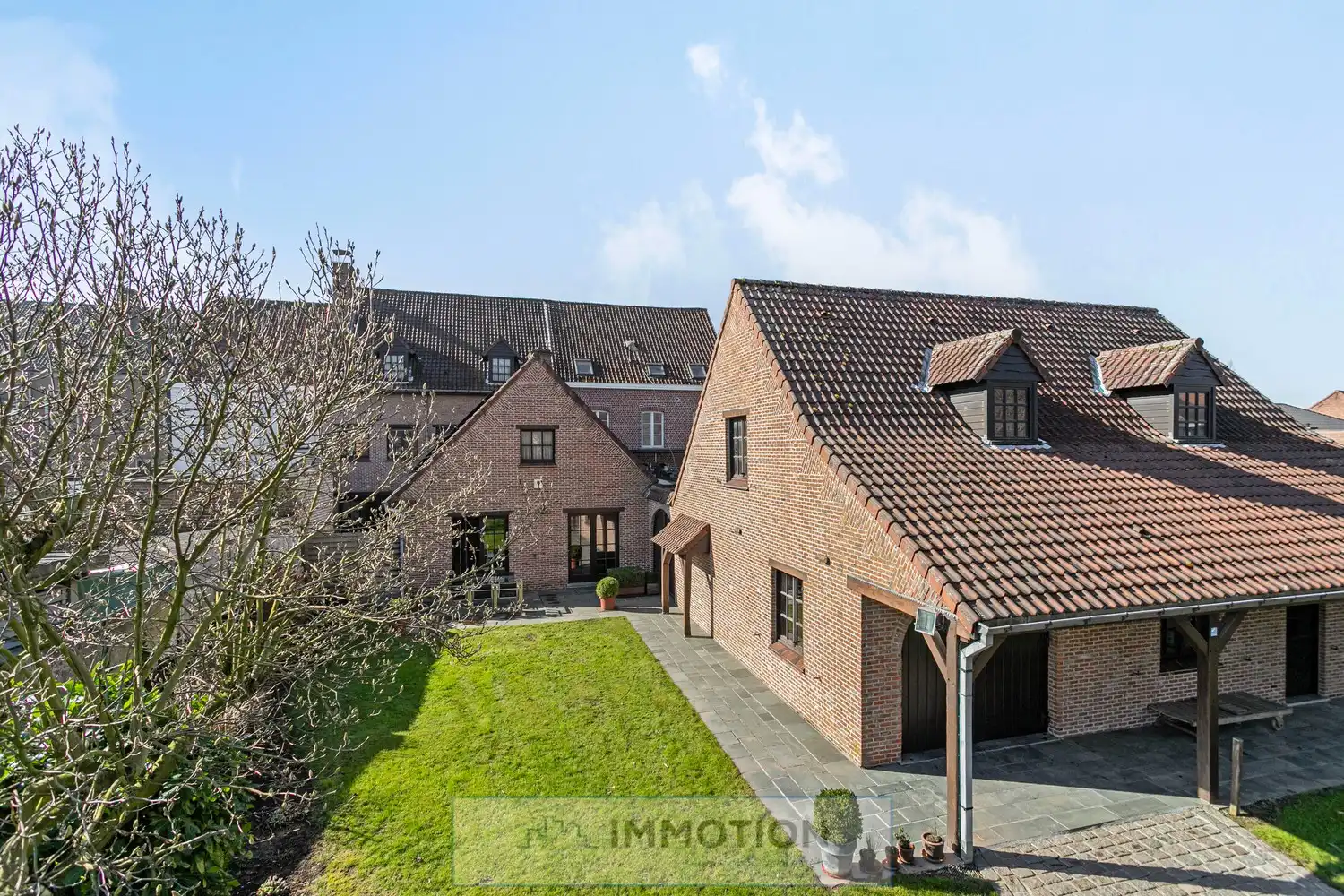 Unieke burgerwoning met bijgebouw en tuin foto 24