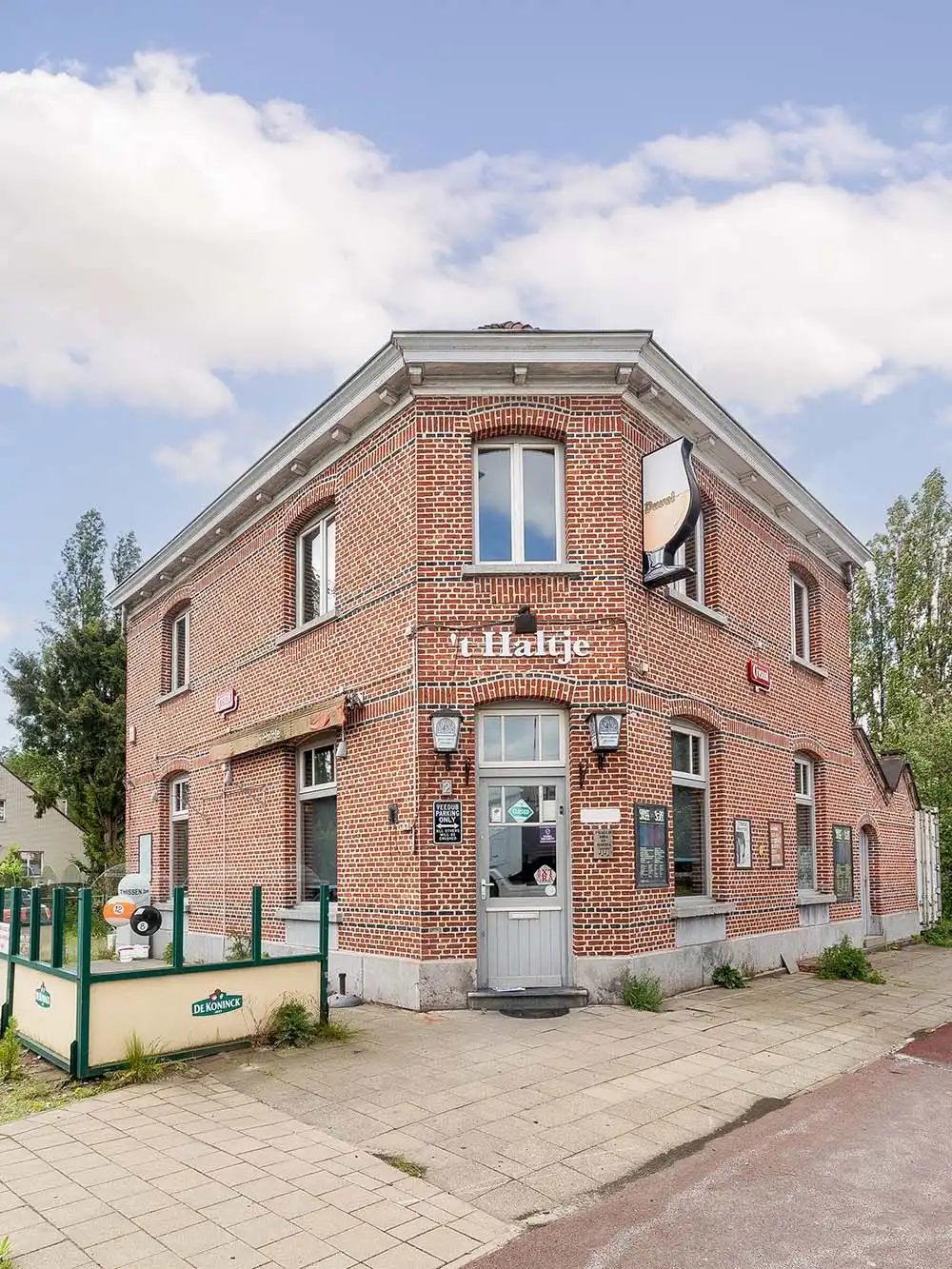 Café met woonst en sterke zichtbaarheid op hoekligging foto {{pictureIndex}}