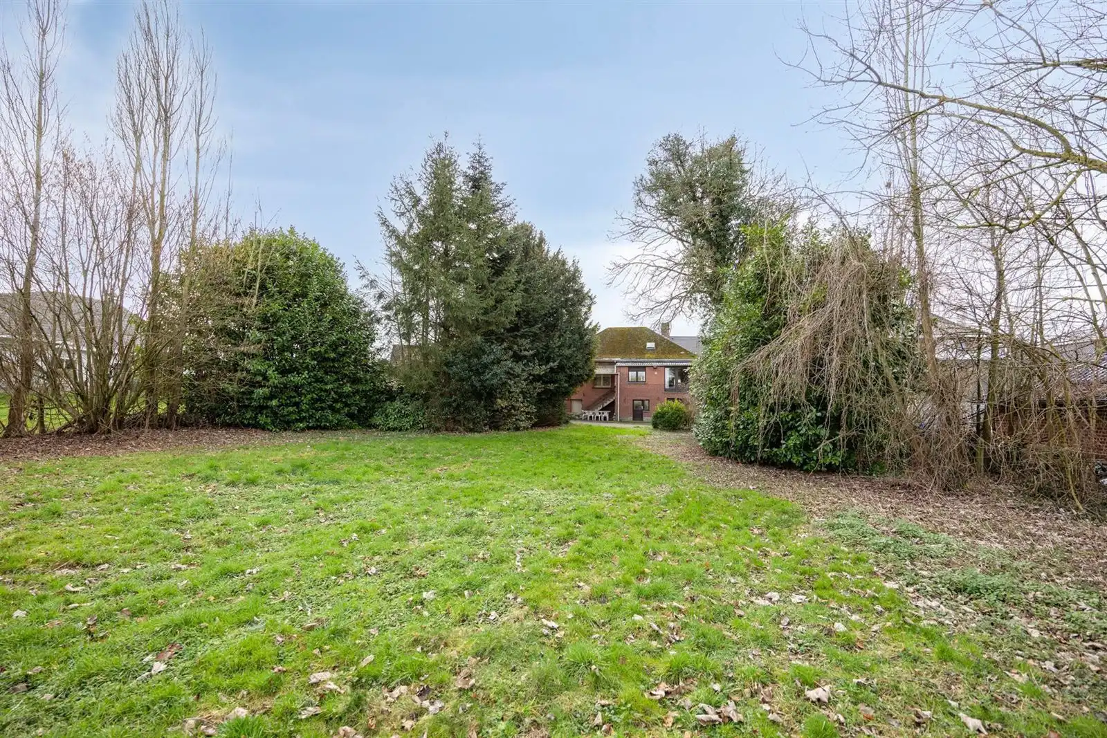 Bungalow met grote garage en tuin  foto 30