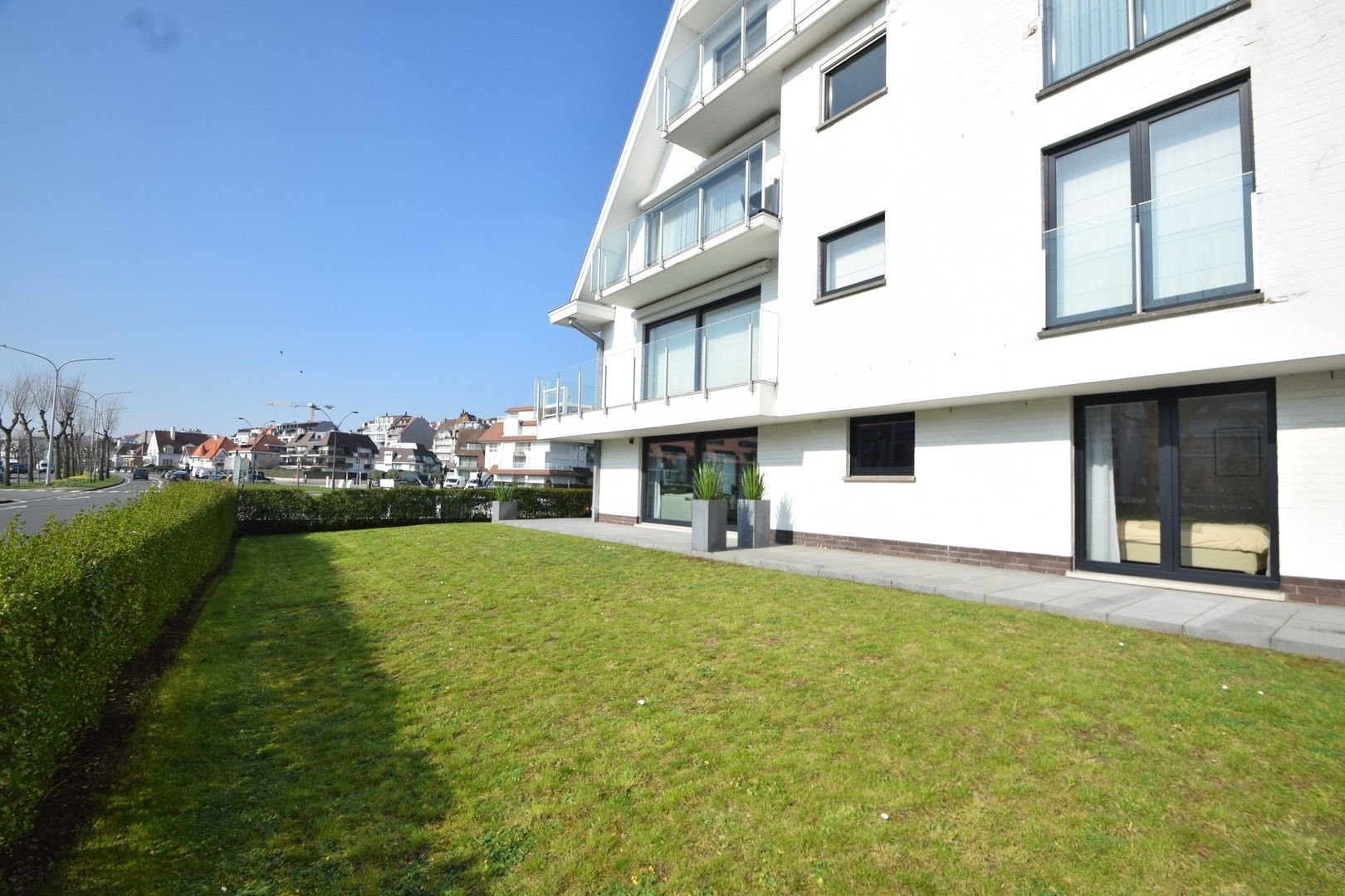 Prachtig hoekappartement met een zuid-west georiënteerd terras en tuin gelegen vlakbij de zee en het casino te Knokke. foto 11