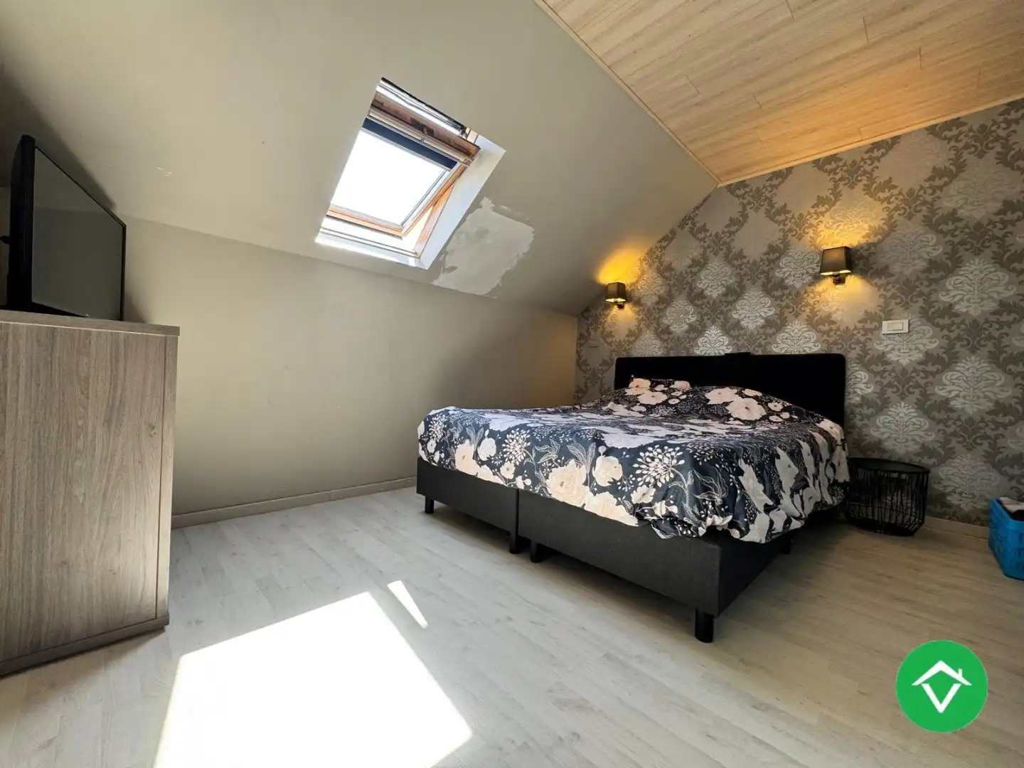 Instapklare woning met drie slaapkamers, tuin met uitweg, zolderkamer te Roeselare foto 20