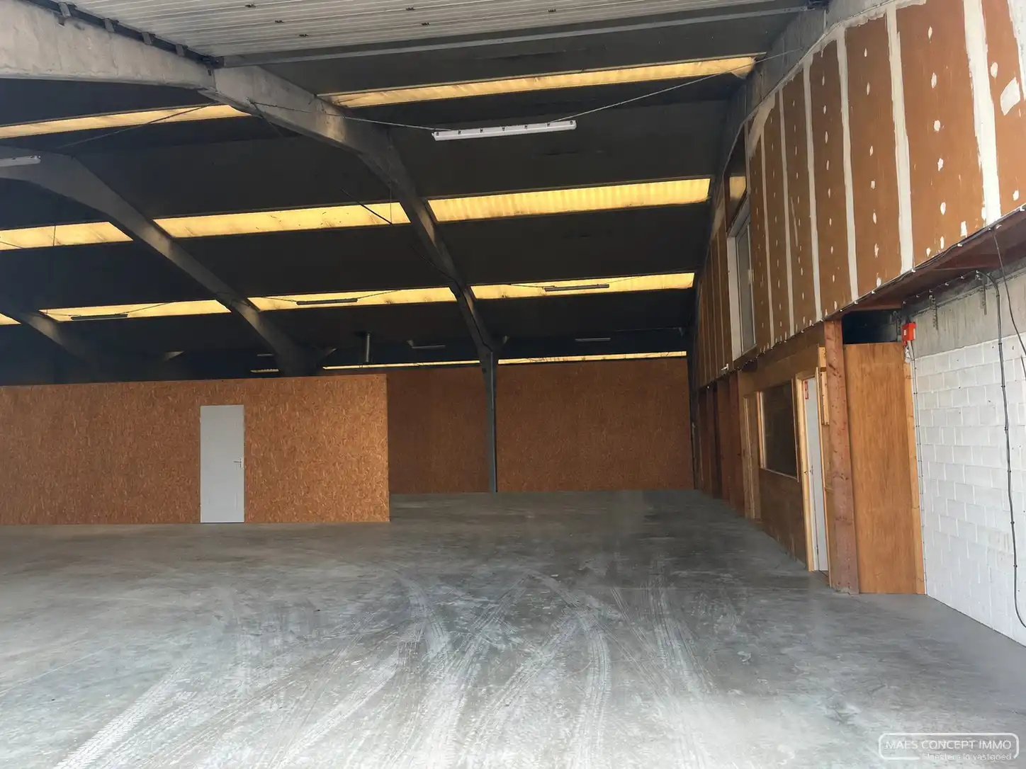Magazijnruimte met bureel te huur in Olsene- 200 m² foto 4