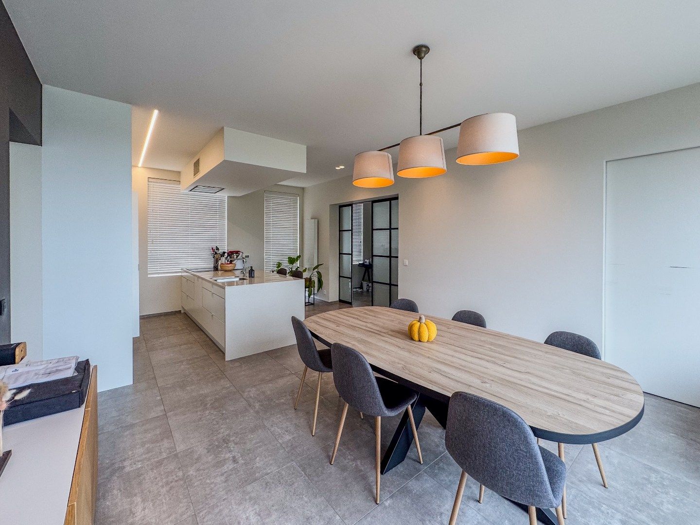 Prachtig gerenoveerde woning met 4 slaapkamers, dubbele carport en tuin. foto 5