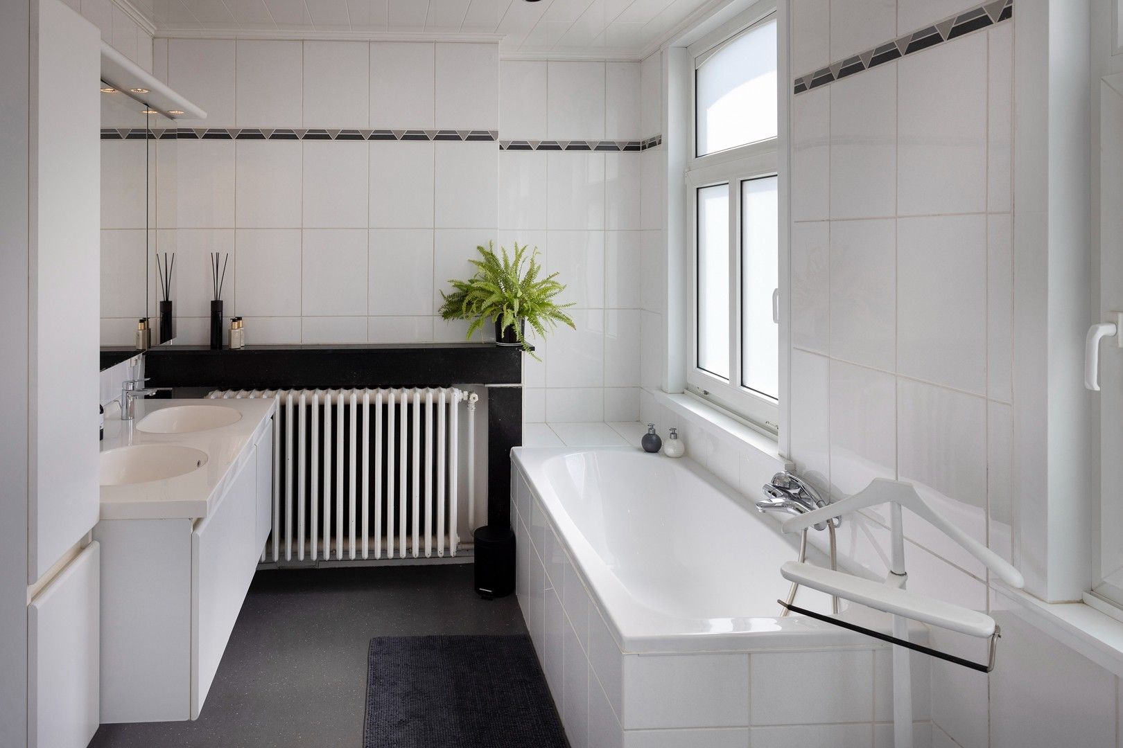 Zeer goed onderhouden monumentale burgerwoning met tuin. foto 14