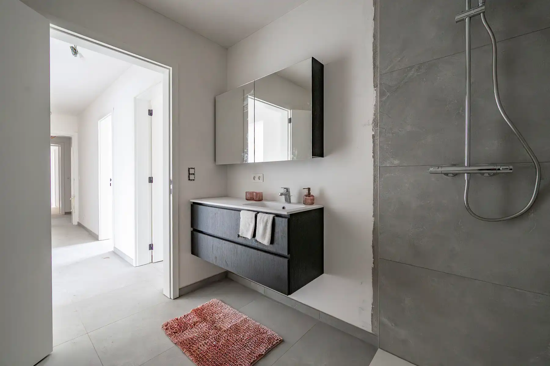 Instapklaar nieuwbouwappartement met groot terras foto 11