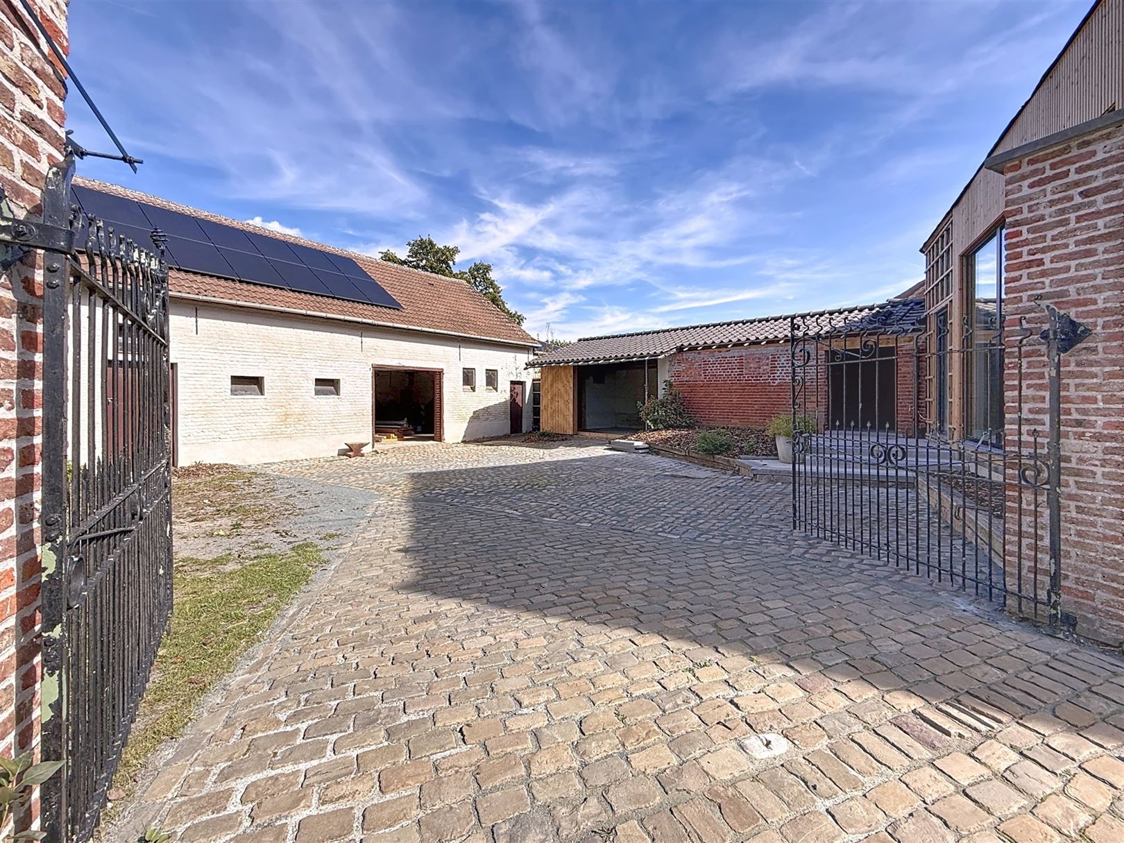 Energiezuinige, volledig gerenoveerde hoeve met bijgebouwen, 7a 83ca foto 6