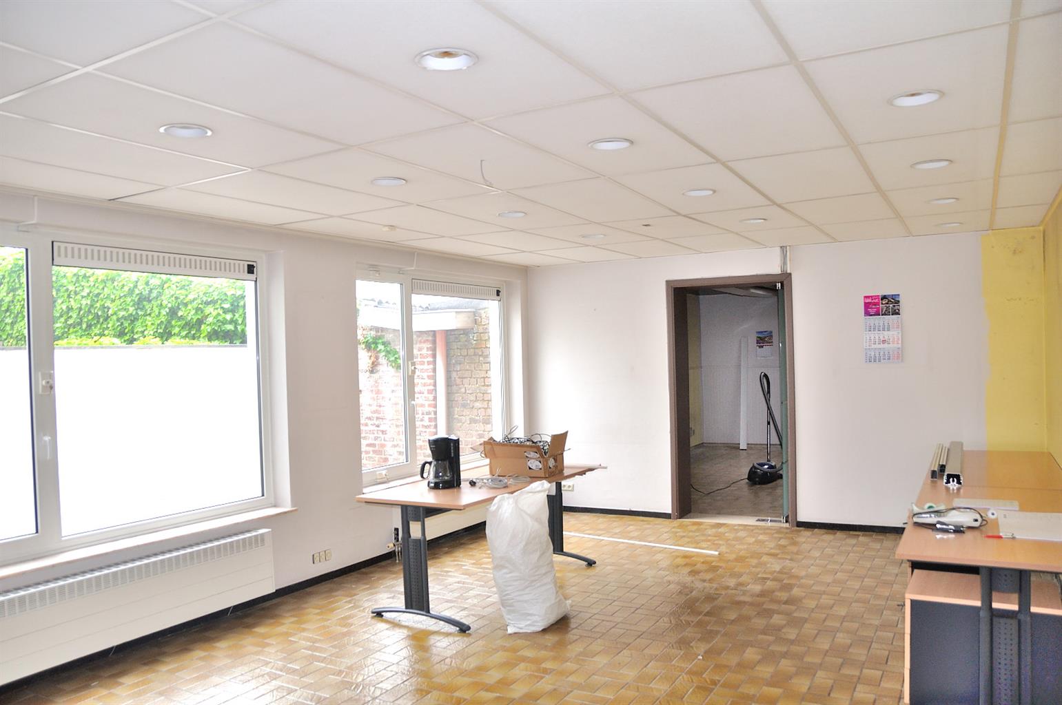 Een commercieel gelegen kantoor- of praktijkruimte + garage foto 3