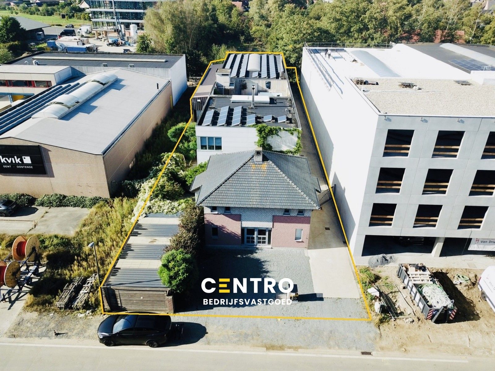 Instapklaar BEDRIJFSPAND, bestaande uit MAGAZIJN (576m2 + tussenverdieping), BURELEN en instapklare, alleenstaande WONING. Op ambachtelijke zone te Aalter. foto {{pictureIndex}}