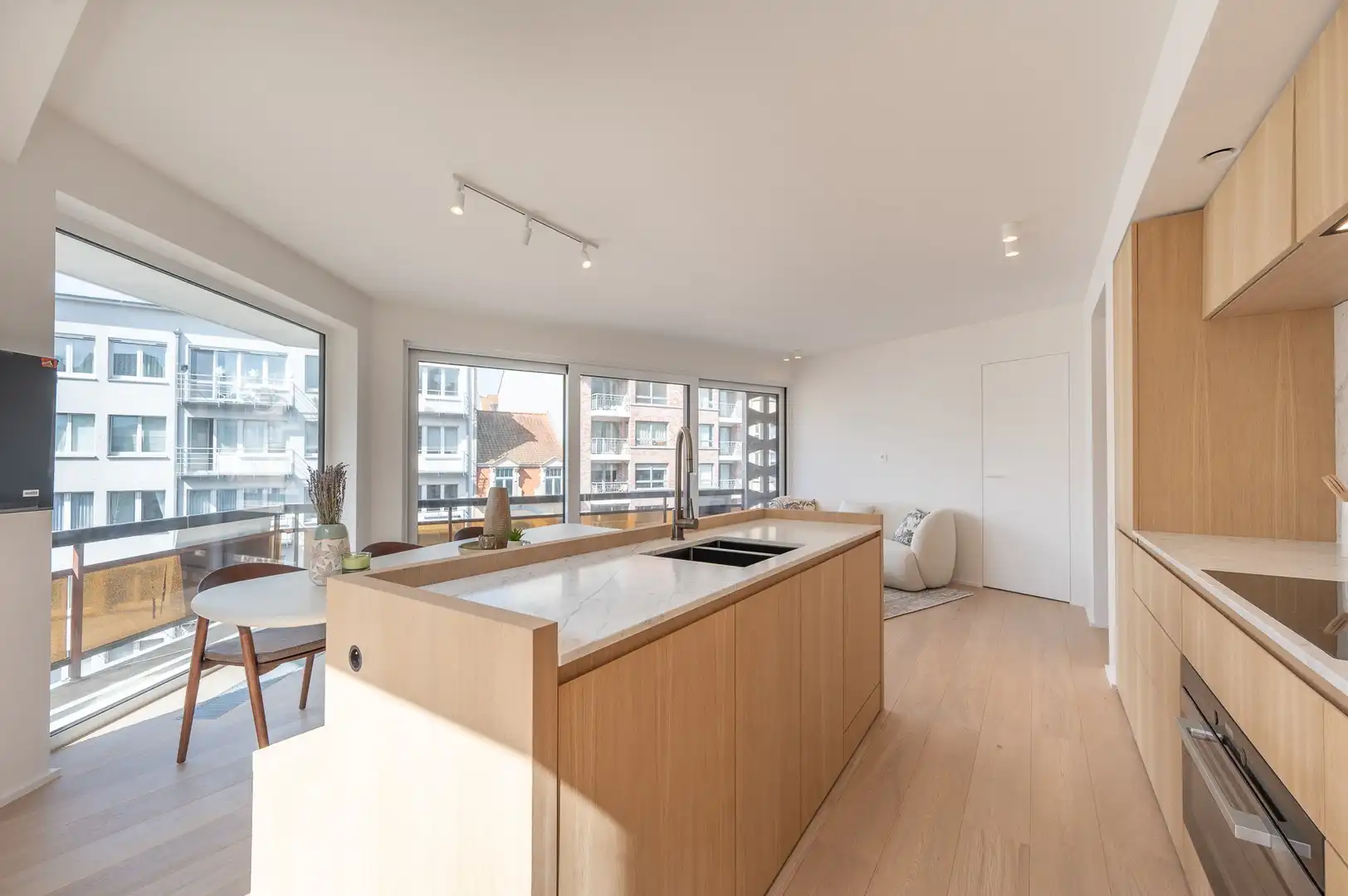 Lichtrijk 3-slaapkamer appartement centraal gelegen. foto 13